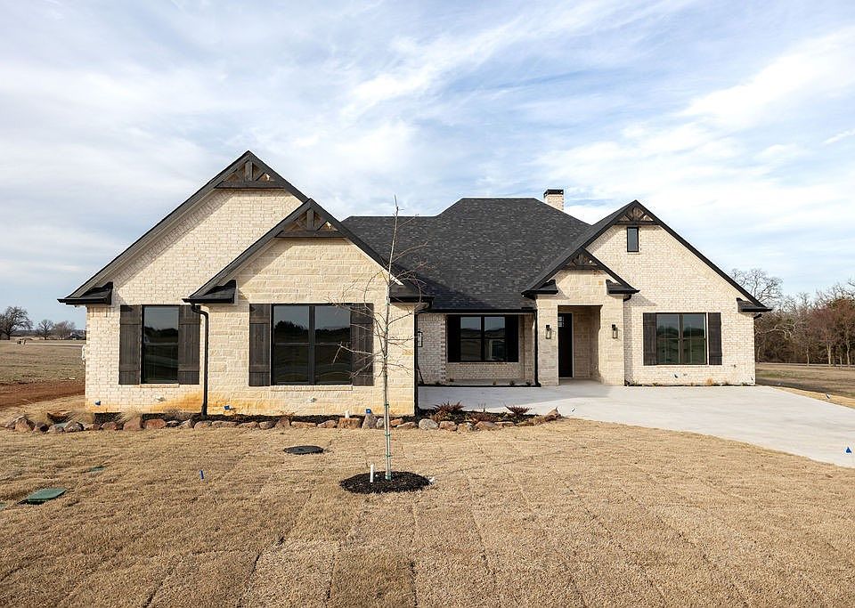 1st image of 261 Coyote Creek Dr
