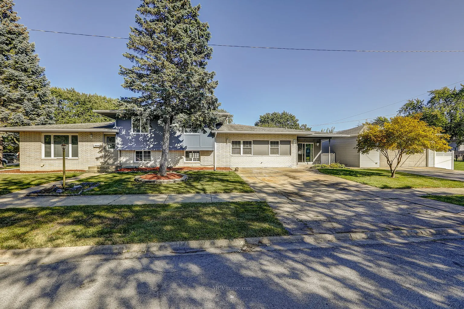 19135 Oakwood Ave photo 1