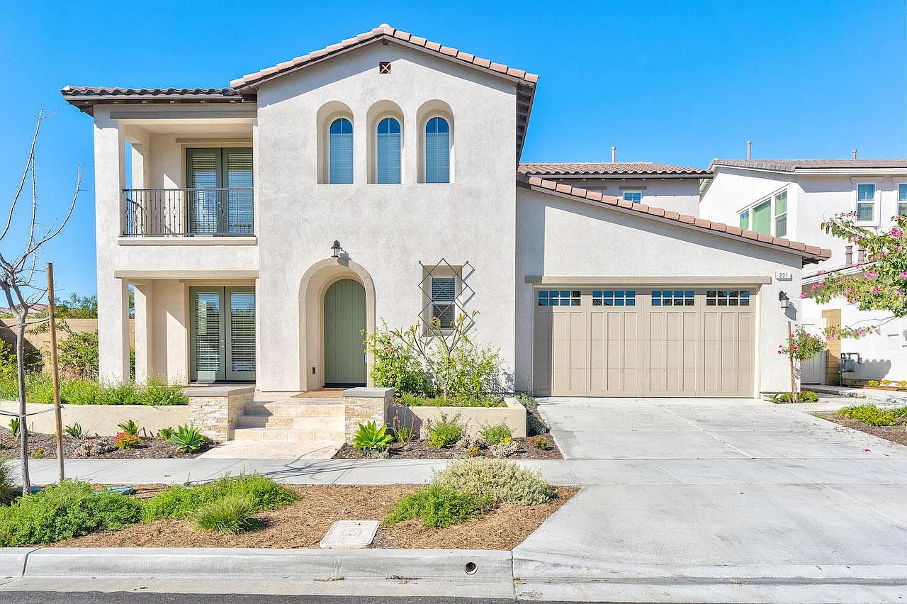 5 bed, 5.5 bath, 3936 sqft, $8,000 — Photo 1