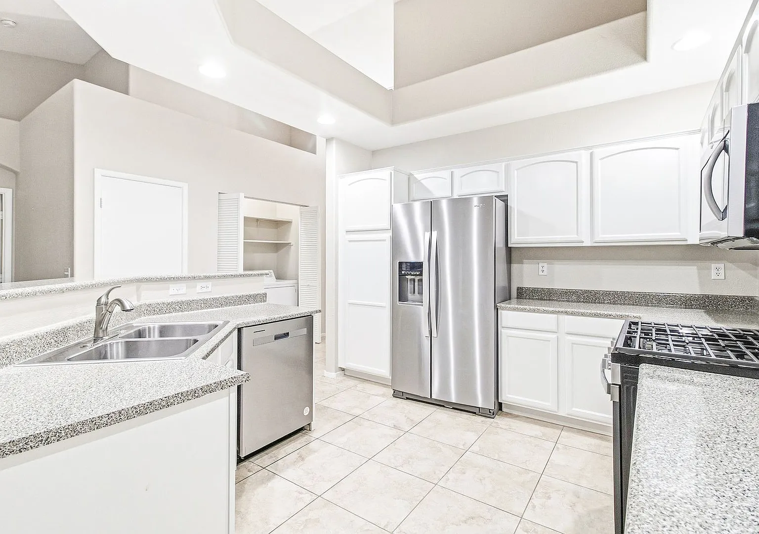 Spacious 2-Bedroom Henderson Home with Fireplace & Private Yard — Photo 1