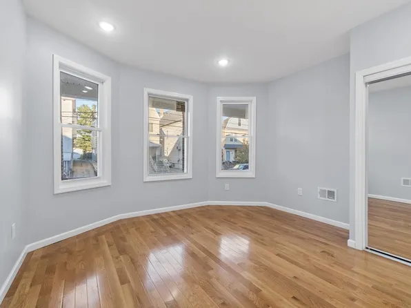 170 West 10th Street image 8 of 19