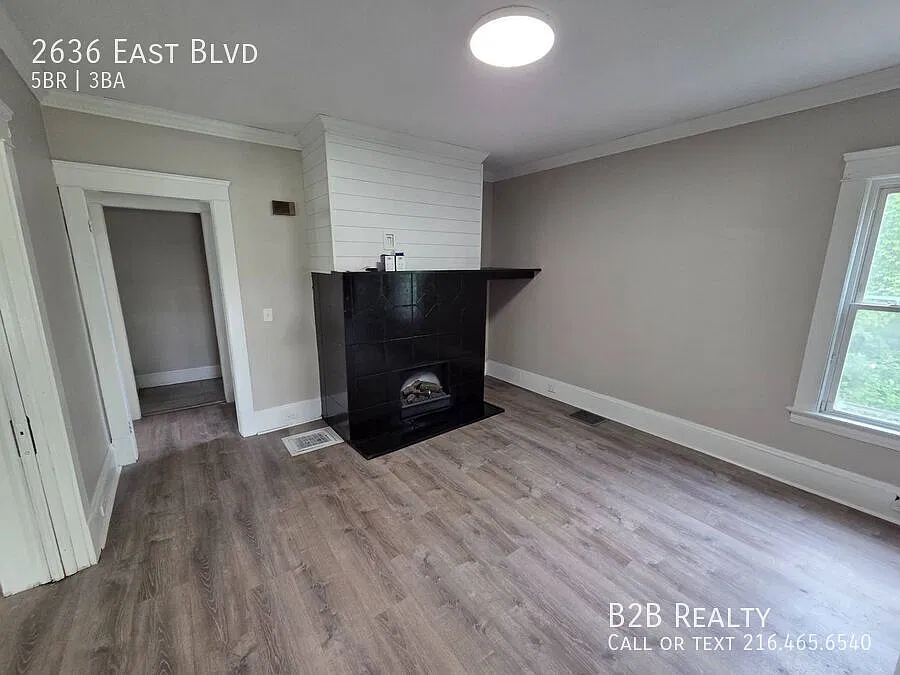 Charming 5 Bed Property at Prime Location — Photo 4