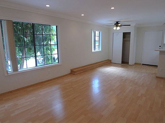 3rd image of 2020 N Beachwood Dr APT 101