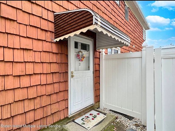 3rd image of 162 Woodbine Ave #1