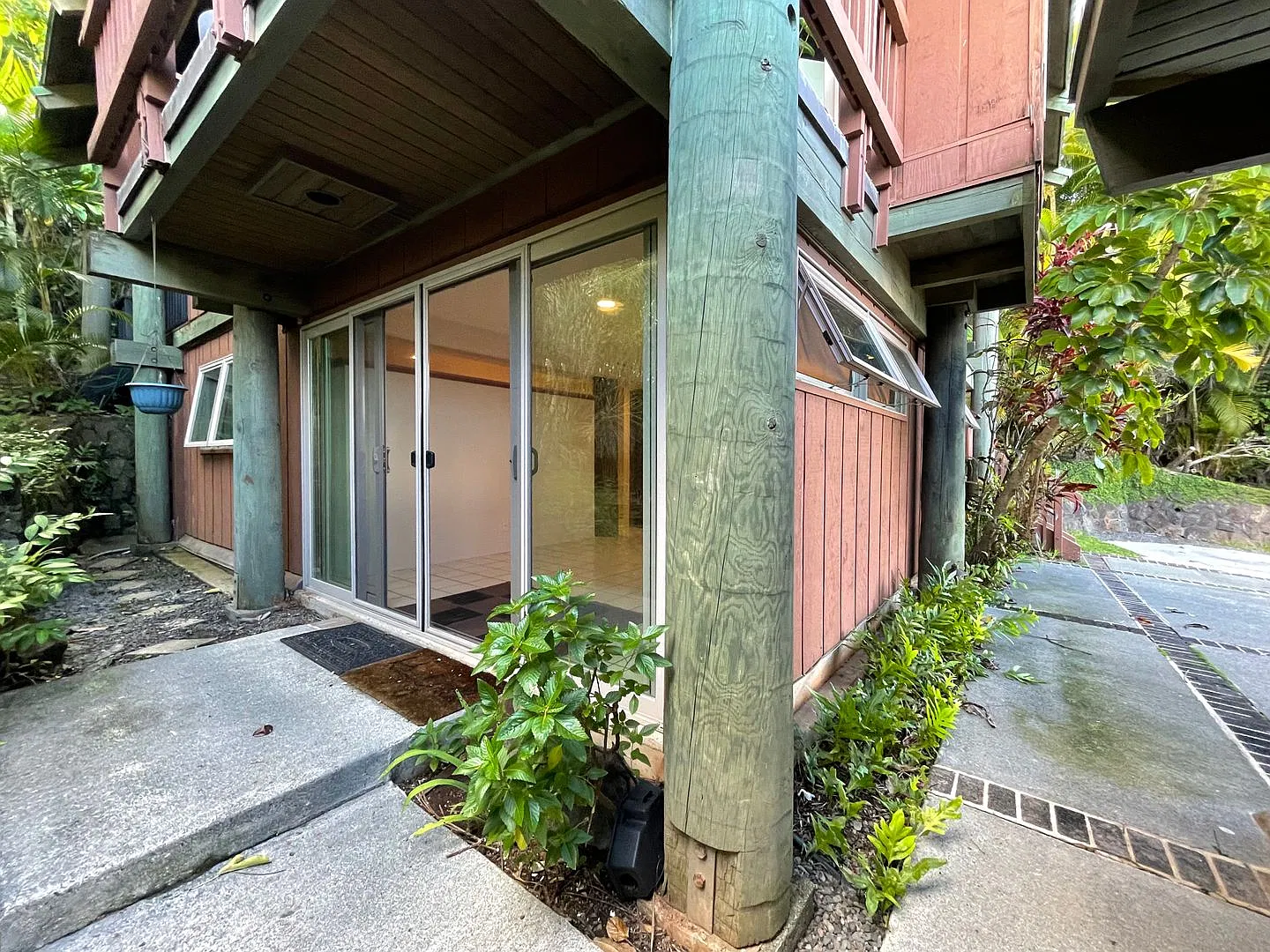 Spacious One Bedroom Studio Duplex — Photo 1