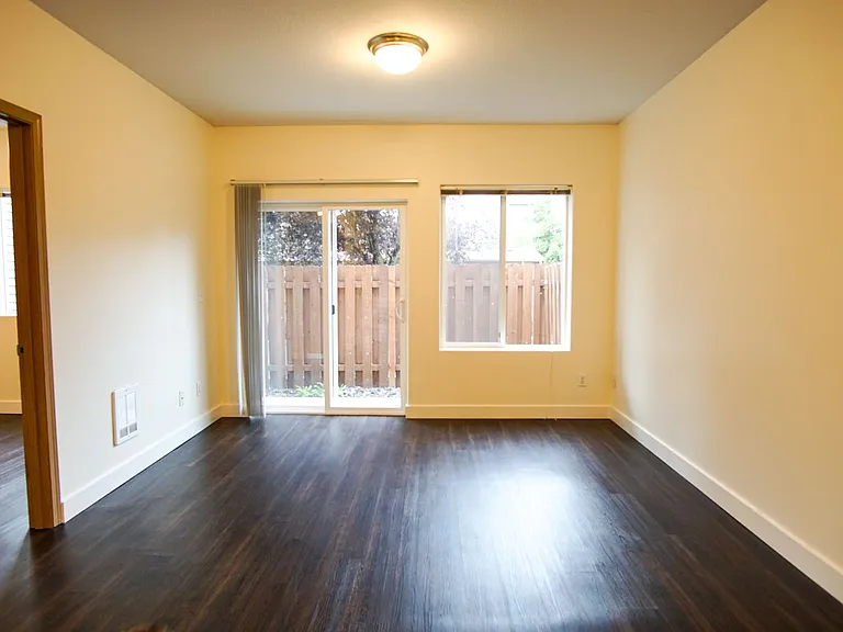 130 SE 105th Ave #C1 — Photo 3