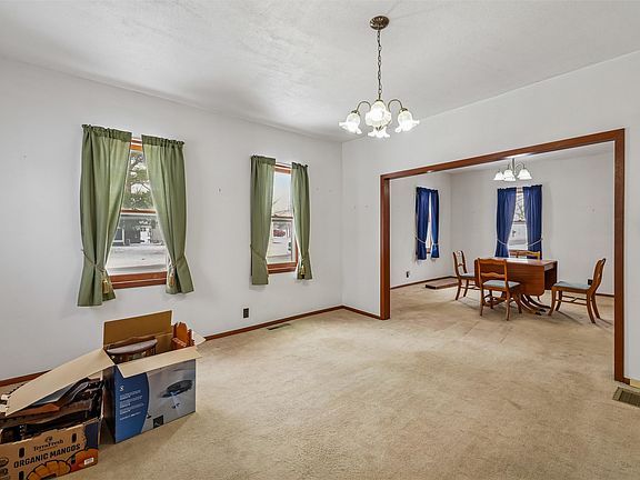 4th image of 209 Main St