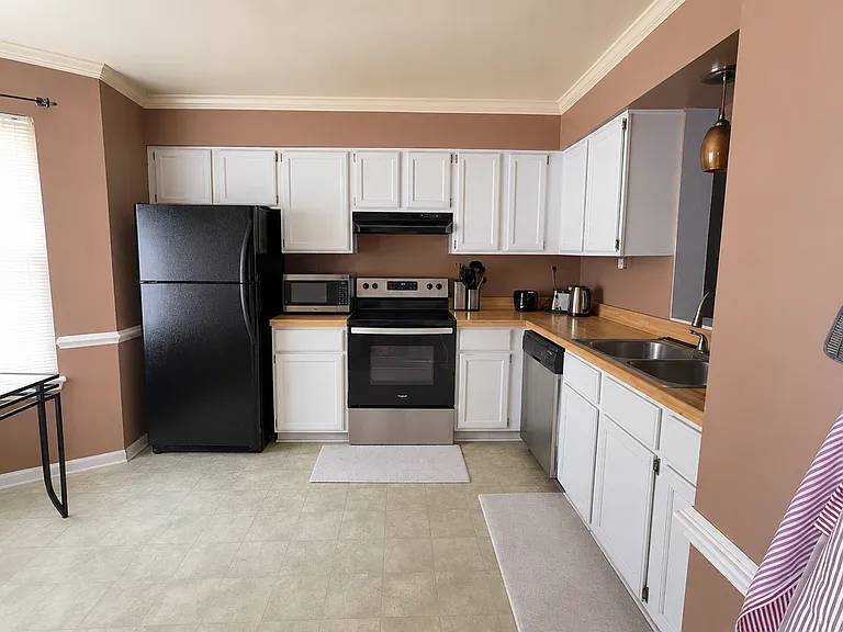 4614 Glanmire Dr — Photo 2