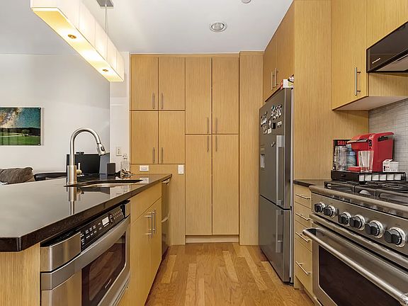 5th image of 549 Borden Ave APT 3N