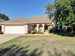 804 Crystal Ln, Hurst, TX 76054