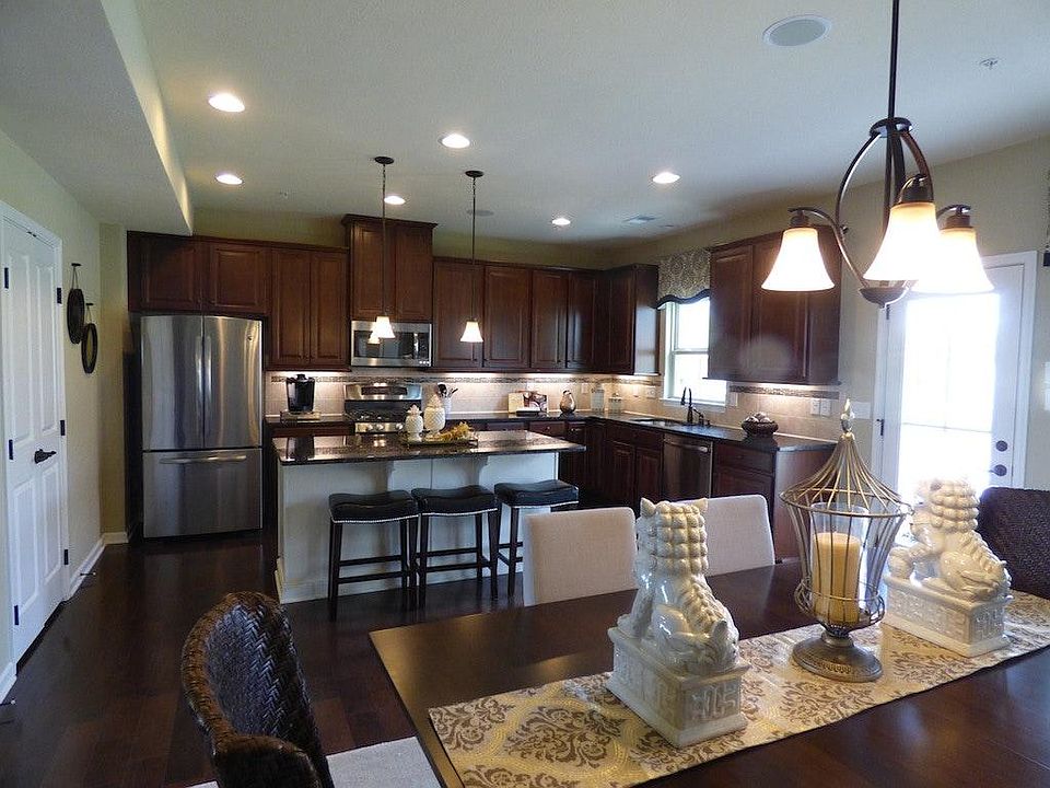 Model home: kitchen/dining area
