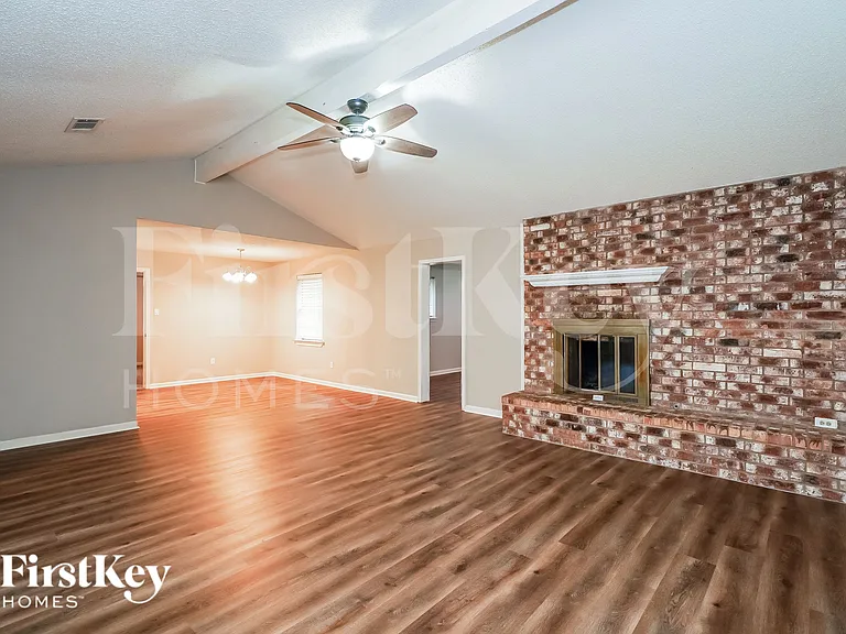 2100 Cedar Ct — Photo 2