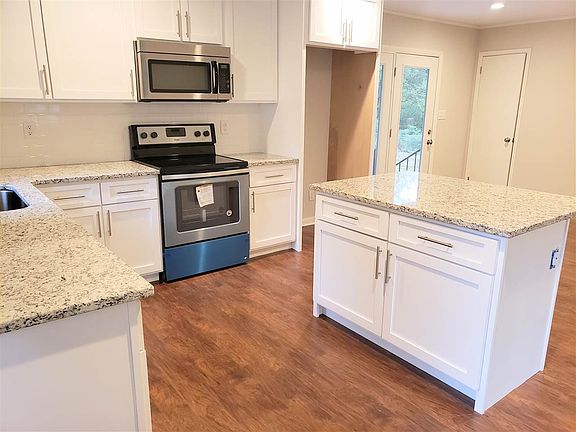5th image of 412 Daniel Dr NE