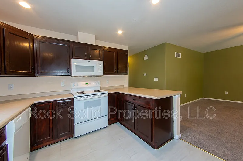 4 bed, 3.0 bath, 2180 sqft, $2,055 — Photo 3
