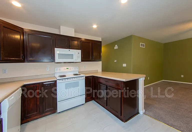 407 E 5th St — Photo 3
