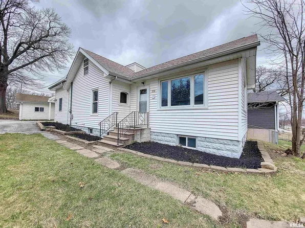 220 13th St, Silvis, IL 61282