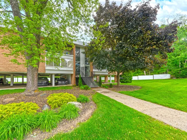 32010 Grand River Ave Unit 16, Farmington, MI 48336