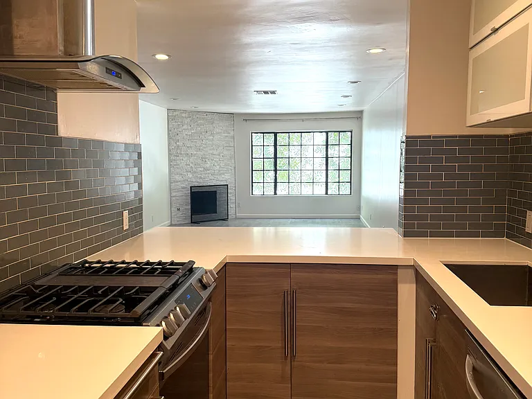 5820 Yolanda Ave #8 — Photo 2