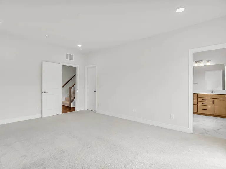 21807 Croxley Ter — Photo 22