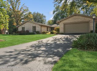 1181 Oak Ridge Cir, Barrington, IL 60010