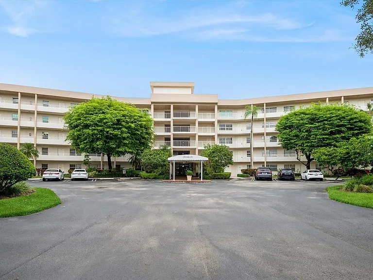 3900 Oaks Clubhouse Dr #409 — Photo 15