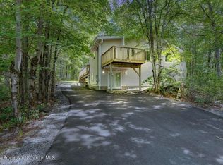 102 Comstock Dr, Lords Valley, PA 18428