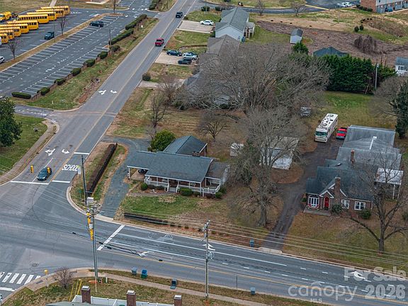 2nd image of 816 S Point Rd