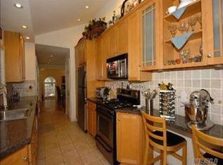 8 Meadow Haven Ln, East Northport, NY 11731