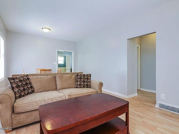5th image of 2015 Coit Ave NE