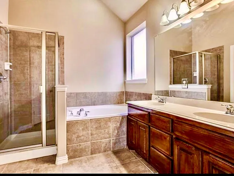 1708 Whispering Glen Dr — Photo 8