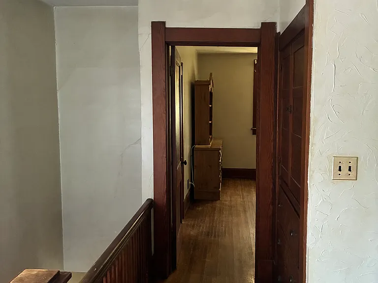 744 Nicholas St — Photo 9