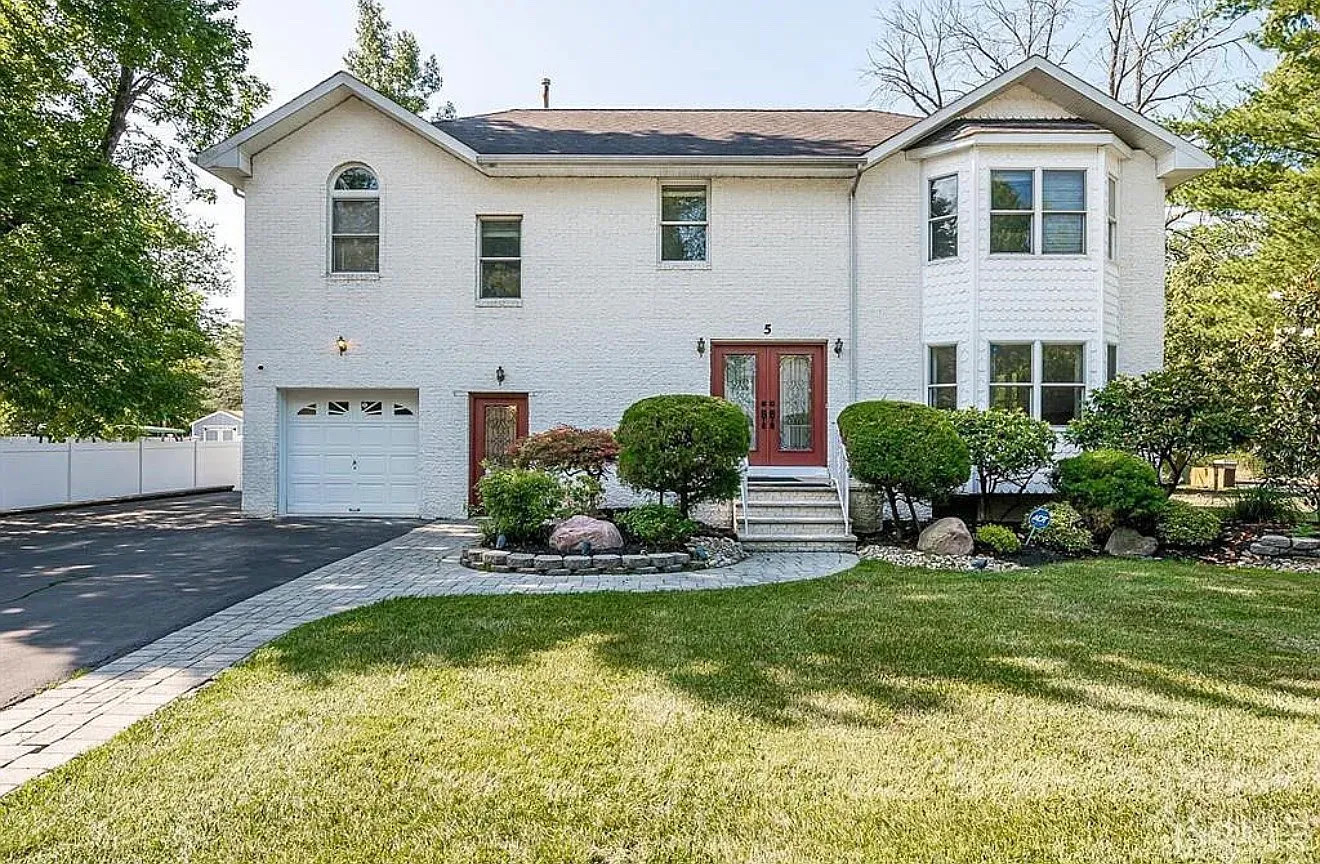 4 bed, 8000 sqft, $6,500 — Photo 1