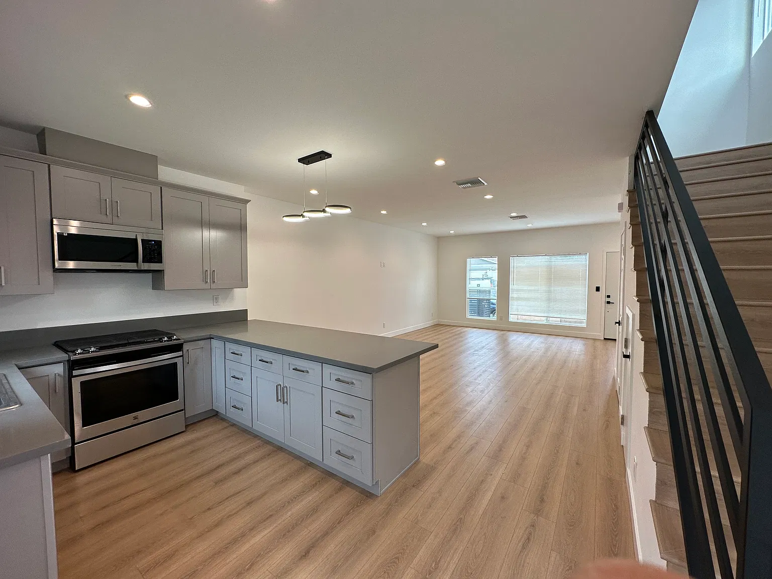 3 bed, 2.5 bath, 1350 sqft, $3,500 — Photo 3