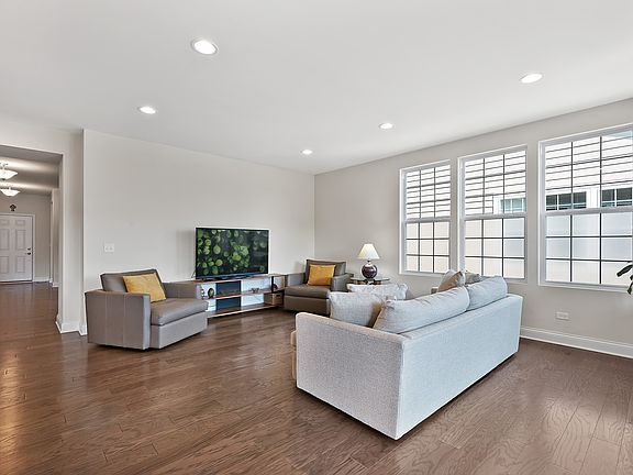 2nd image of 8 Beverly Ln
