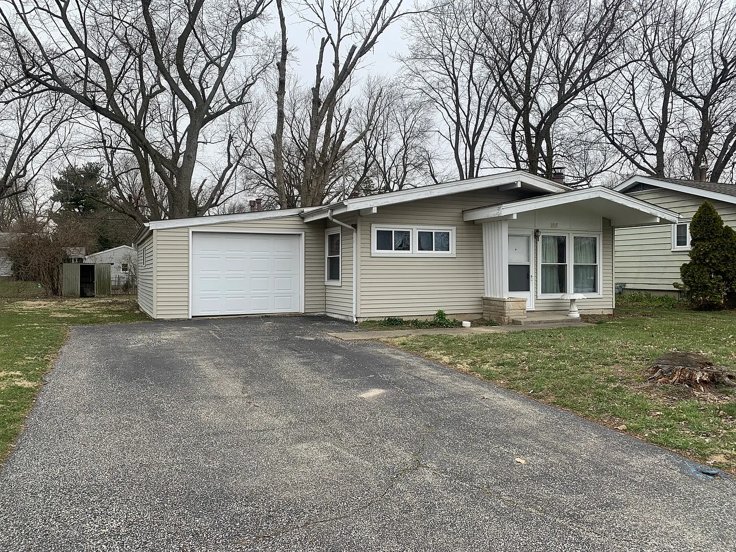 3917 N Cambridge Dr photo 1