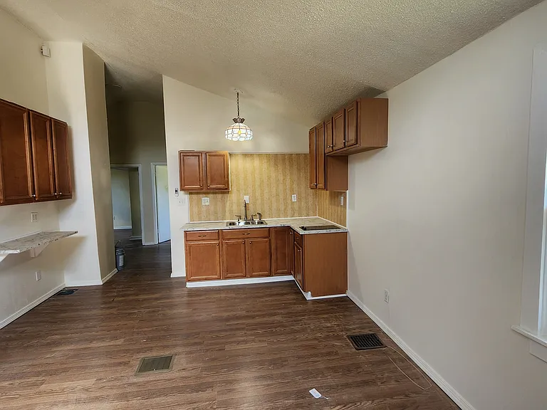 2101 N Ball Ave — Photo 10