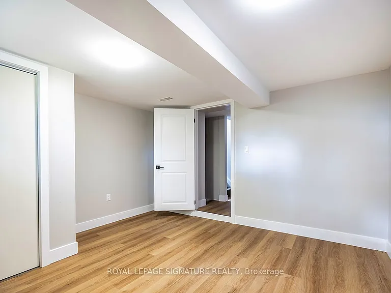 688 Aylmer St N — Photo 17