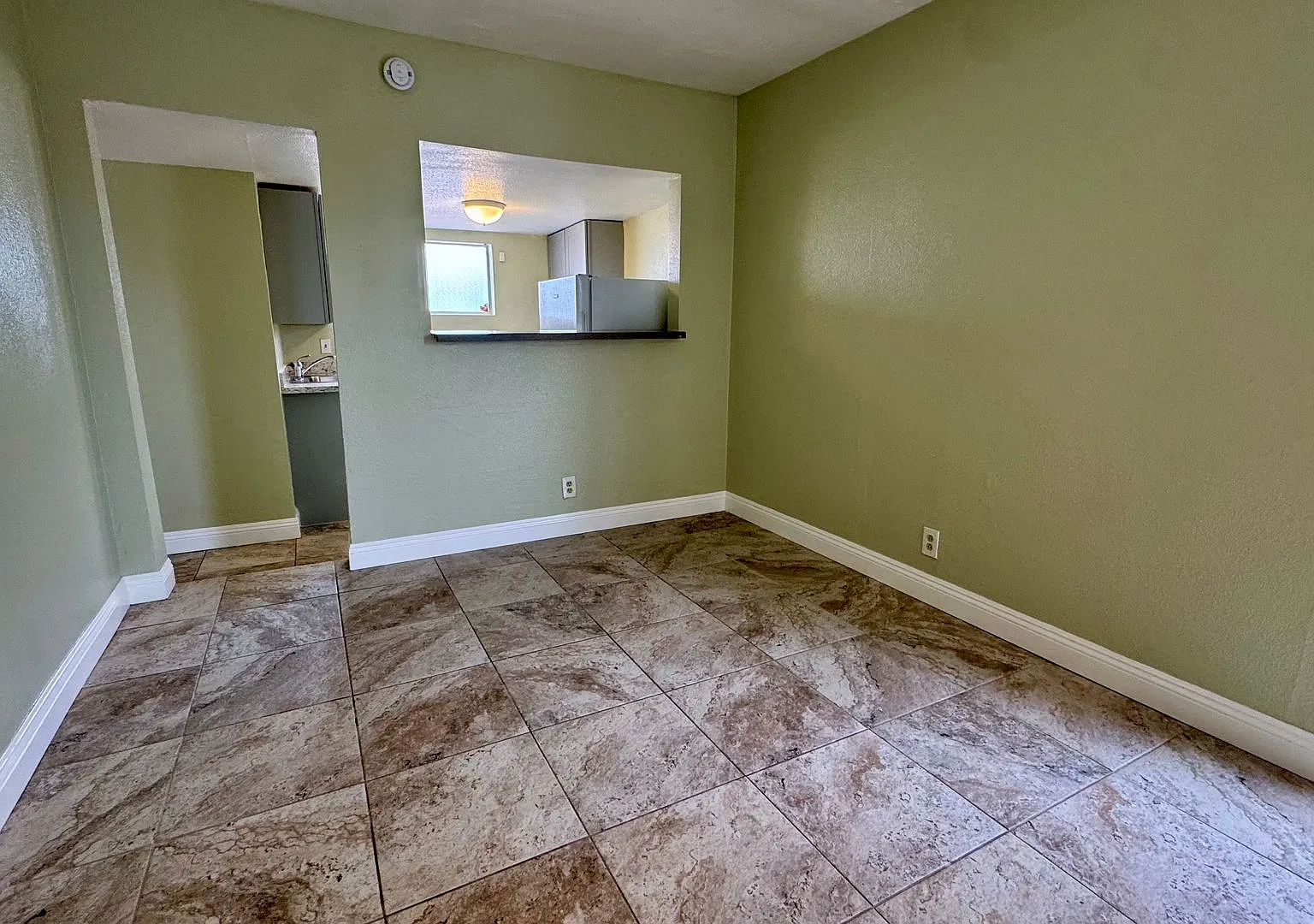 Renovated 1-bedroom attached studio with private entrace, ready for immedate move-in. — Photo 4