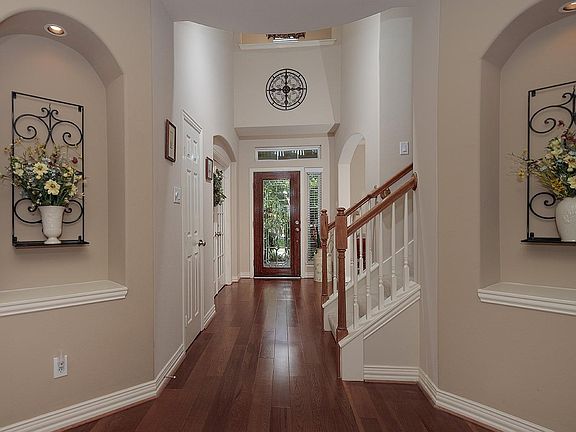 3rd image of 2 Millay Ct