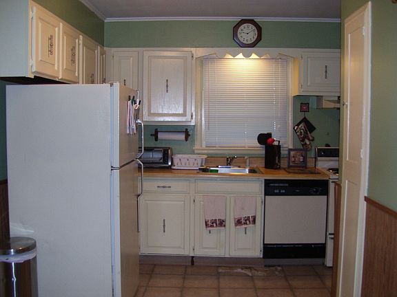 Kitchen to 3 Season Rm