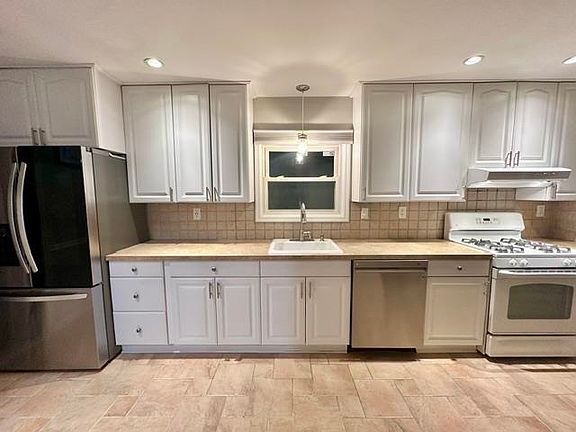 2nd image of 546 Park Pl Floor 1