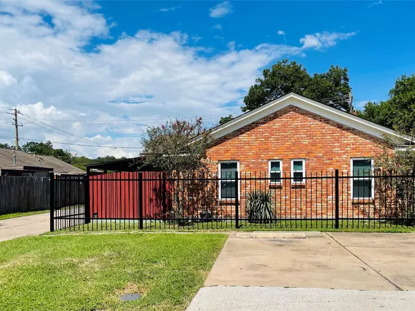 5830 Clarewood Dr, Houston, TX 77081