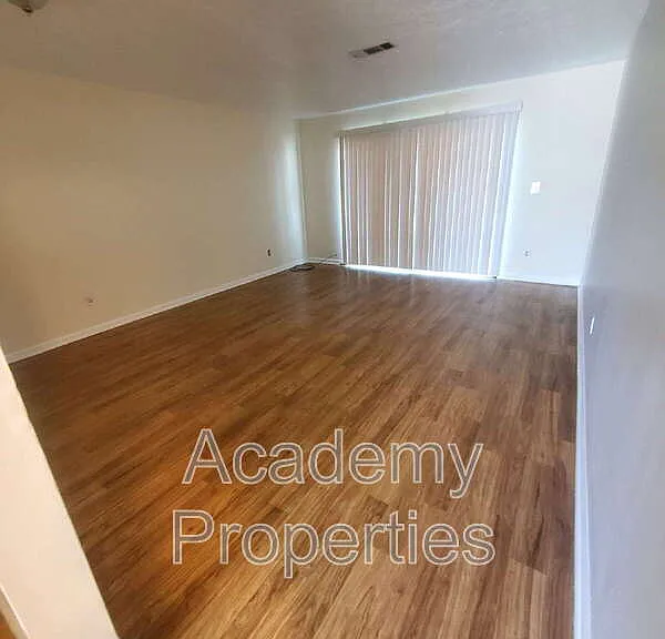 200 Sheraton Ct — Photo 2