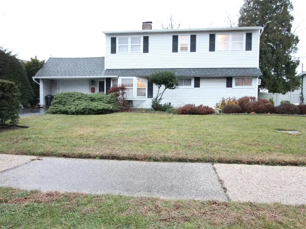 72 Autumn Lane, Hicksville, NY 11801