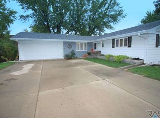217 E 4th Ave, Lennox, SD 57039