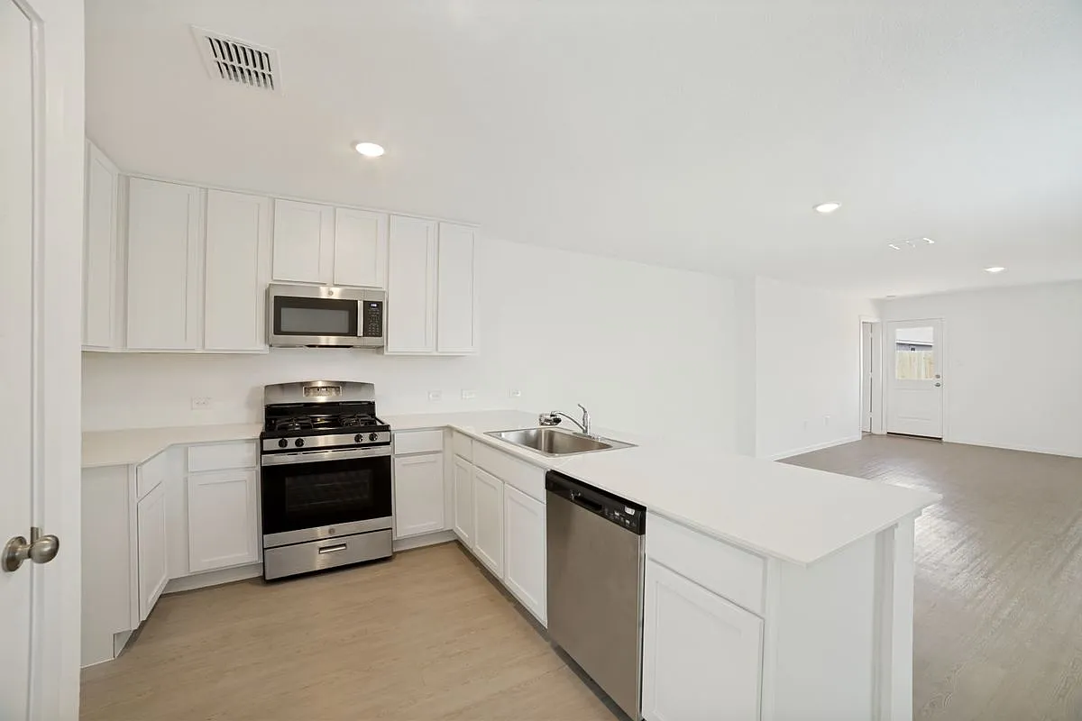 4 bed, 2.0 bath, 1475 sqft, $1,800 — Photo 4