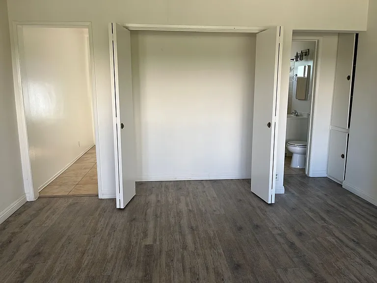 APT LANKERSHIM (RSO) — Photo 11