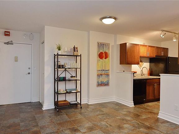 5th image of 600 E 8th St APT 5T