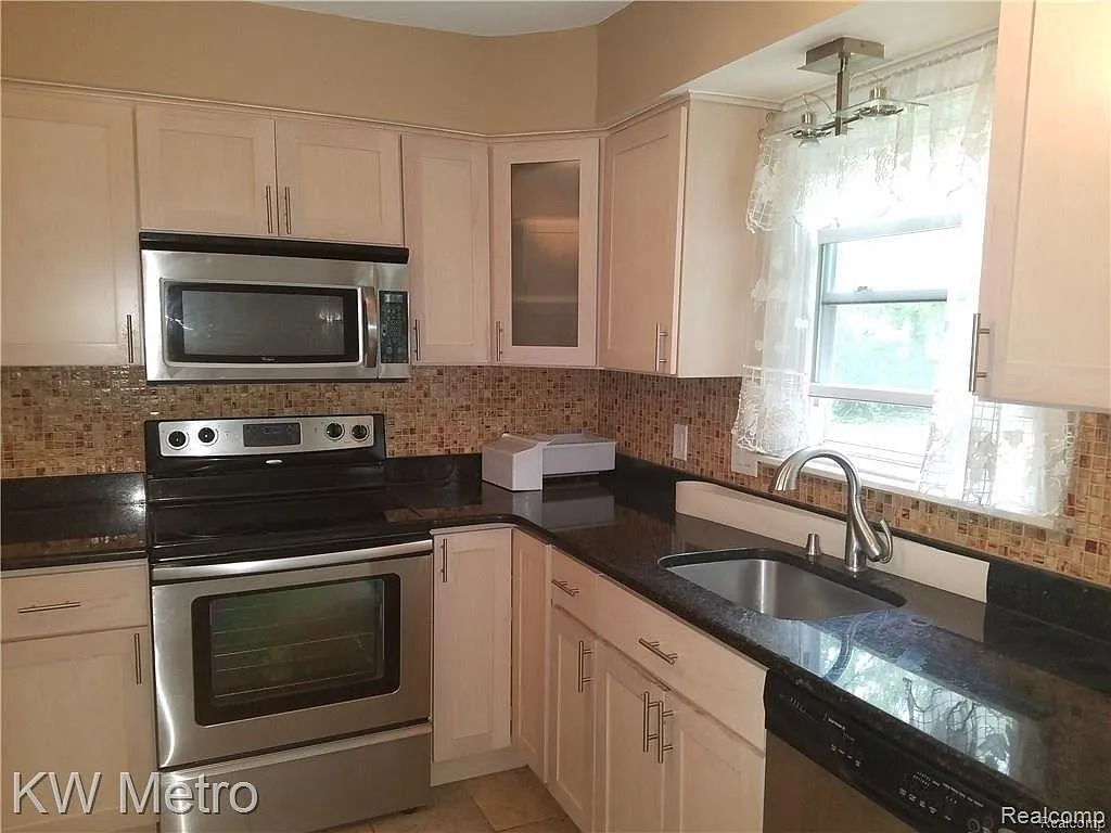 3 bed, 1.5 bath, 1300 sqft, $2,400 — Photo 2