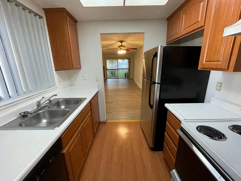 472 Lancaster Ln — Photo 5